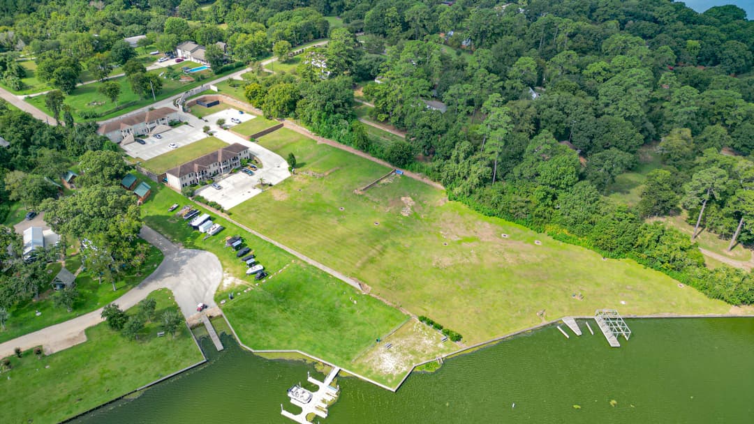 Image of Presidential Shores Lakefront Apartments Property